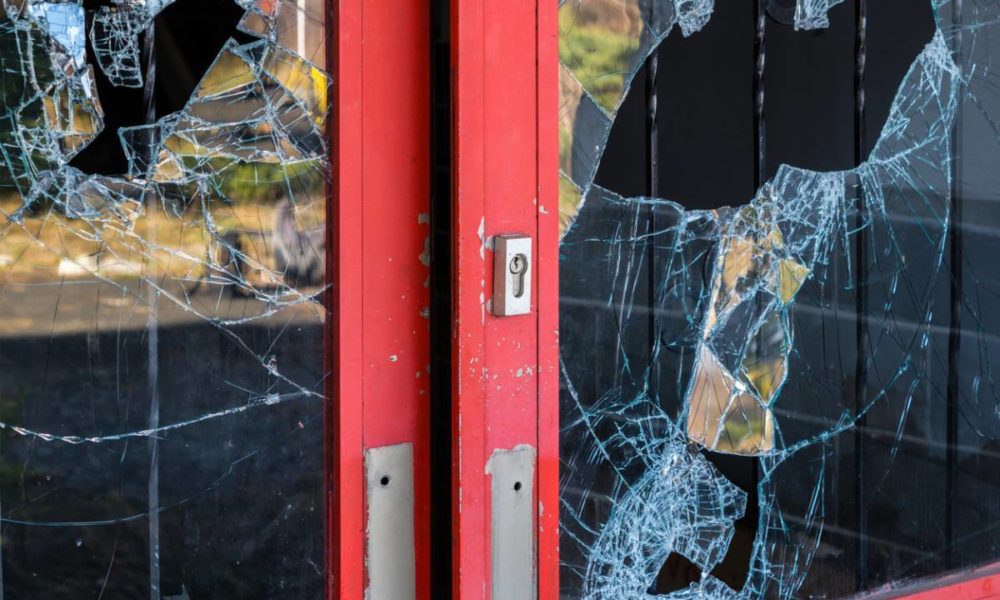 Quelle est la rapidité d'intervention à prévoir pour le remplacement d'une vitre cassée en région parisienne ? 1
