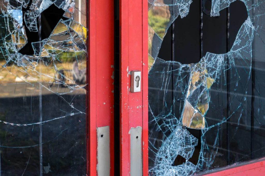 Quelle est la rapidité d'intervention à prévoir pour le remplacement d'une vitre cassée en région parisienne ? 34