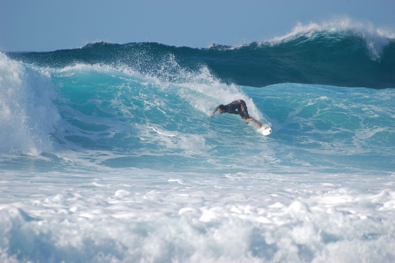Surfeur au Banzai Pipeline, North Shore, Oahu