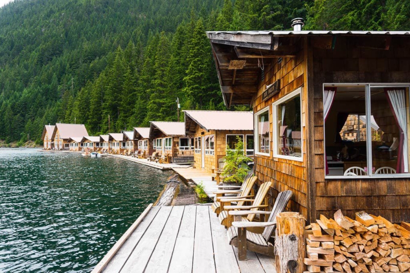 L'étendue des cabines de Ross Lake Resort dans l'état de Washington.