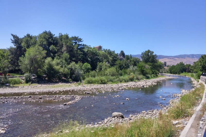 Une vue de la rivière Truckee à Reno, Nevada.