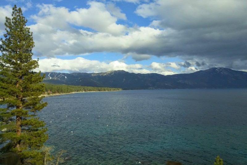 Vue du lac Tahoe depuis le bord de la route à Crystal Bay, Nevada.