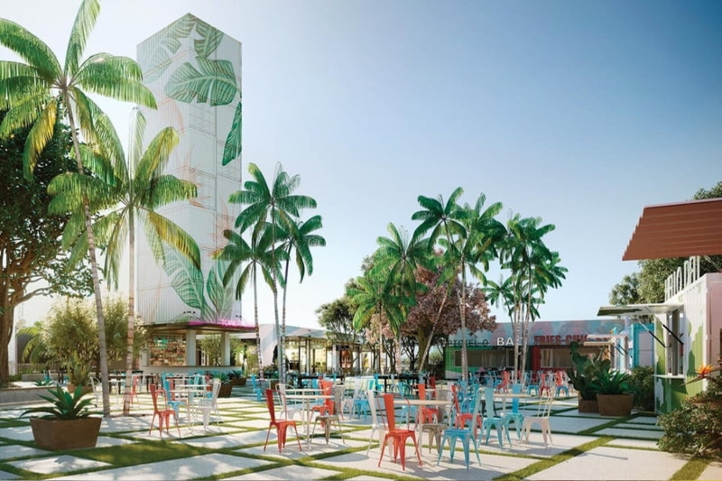 Tables, chaises et bâtiment du Miami Oasis.