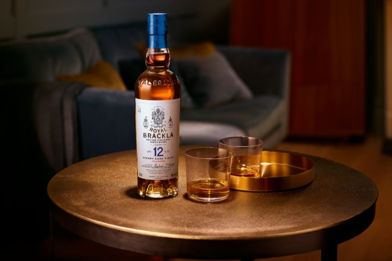 Bouteille de scotch Royal Brackla à côté de verres de whisky écossais.