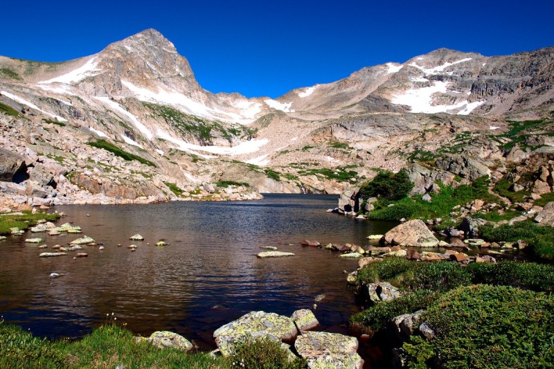 Un des lacs alpins le long du Blue Lake Trail dans le sud-ouest du Colorado.