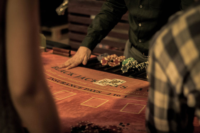 Casino, jeux d'argent, Blackjack, croupier, cartes, jetons.