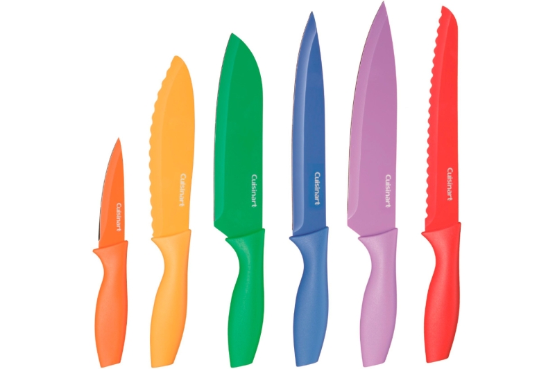 Ensemble de couteaux multicolores Cuisinart 12 pièces sur fond blanc.