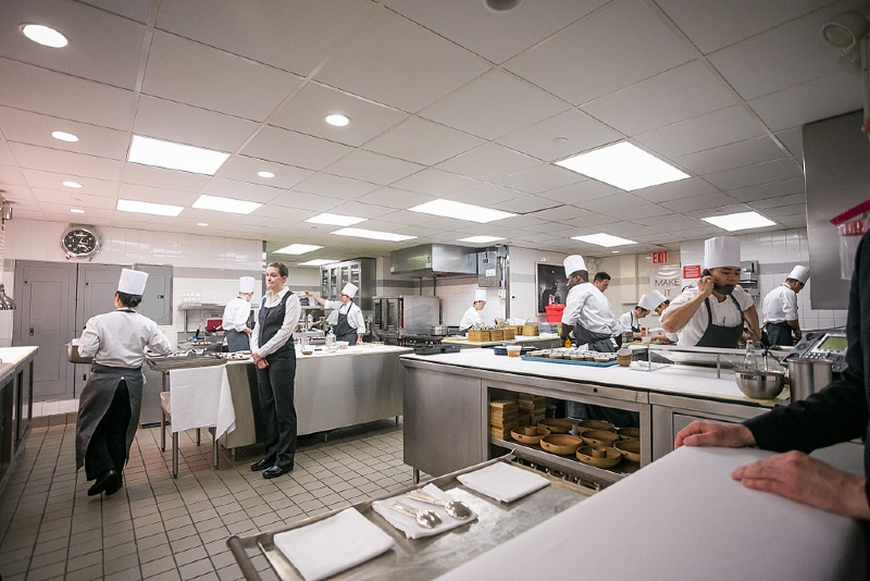Dans la cuisine du Eleven Madison Park, 3 étoiles Michelin, à New York, en 2013.