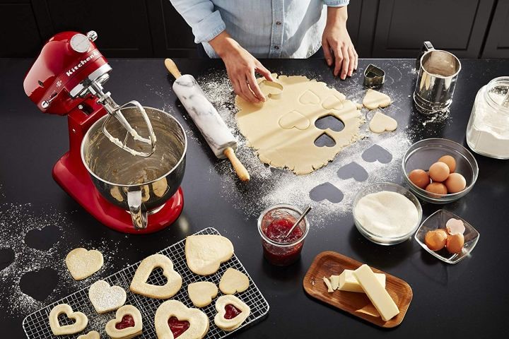Chef avec batteur sur socle KitchenAid pour préparer des biscuits en forme de coeur
