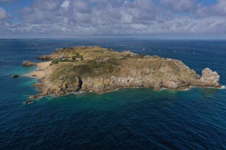 Une île française ravagée par les mines devient un improbable paradis pour les randonneurs. 32