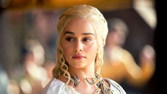 Le PDG d'une chaîne de télévision insulte Emilia Clarke devant les fans de "Game of Thrones". 19