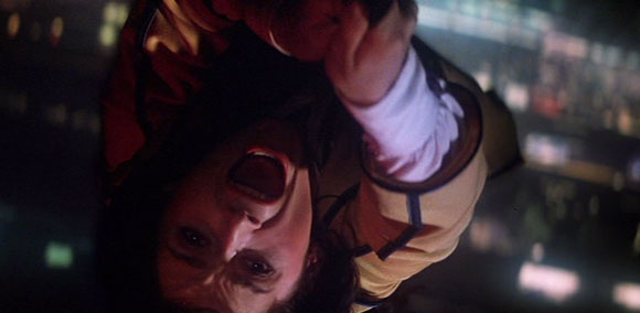 Lois Lane suspendue à un hélicoptère dans Superman (1978).