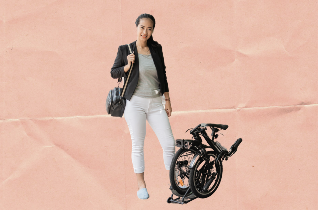 Femme avec une bicyclette électrique