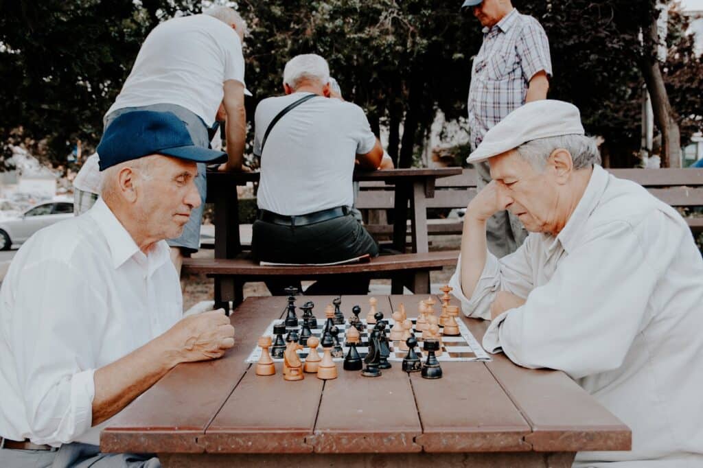 Seniors jouant aux échecs